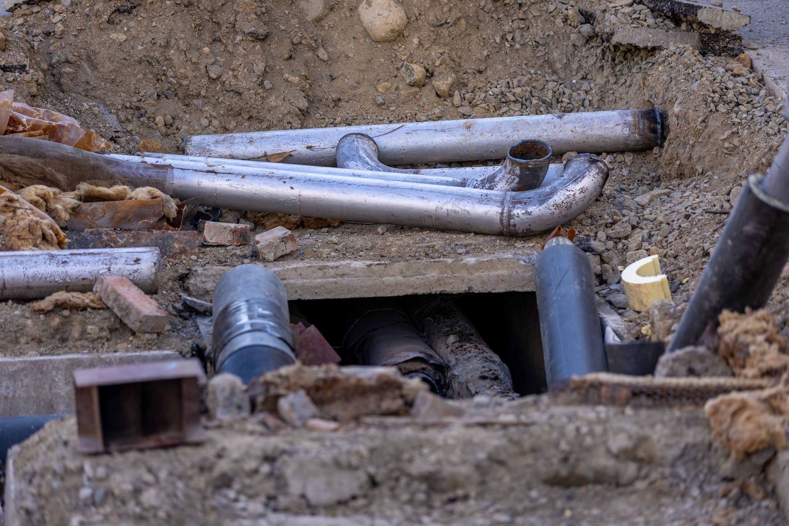 Pipe installation in an open trench