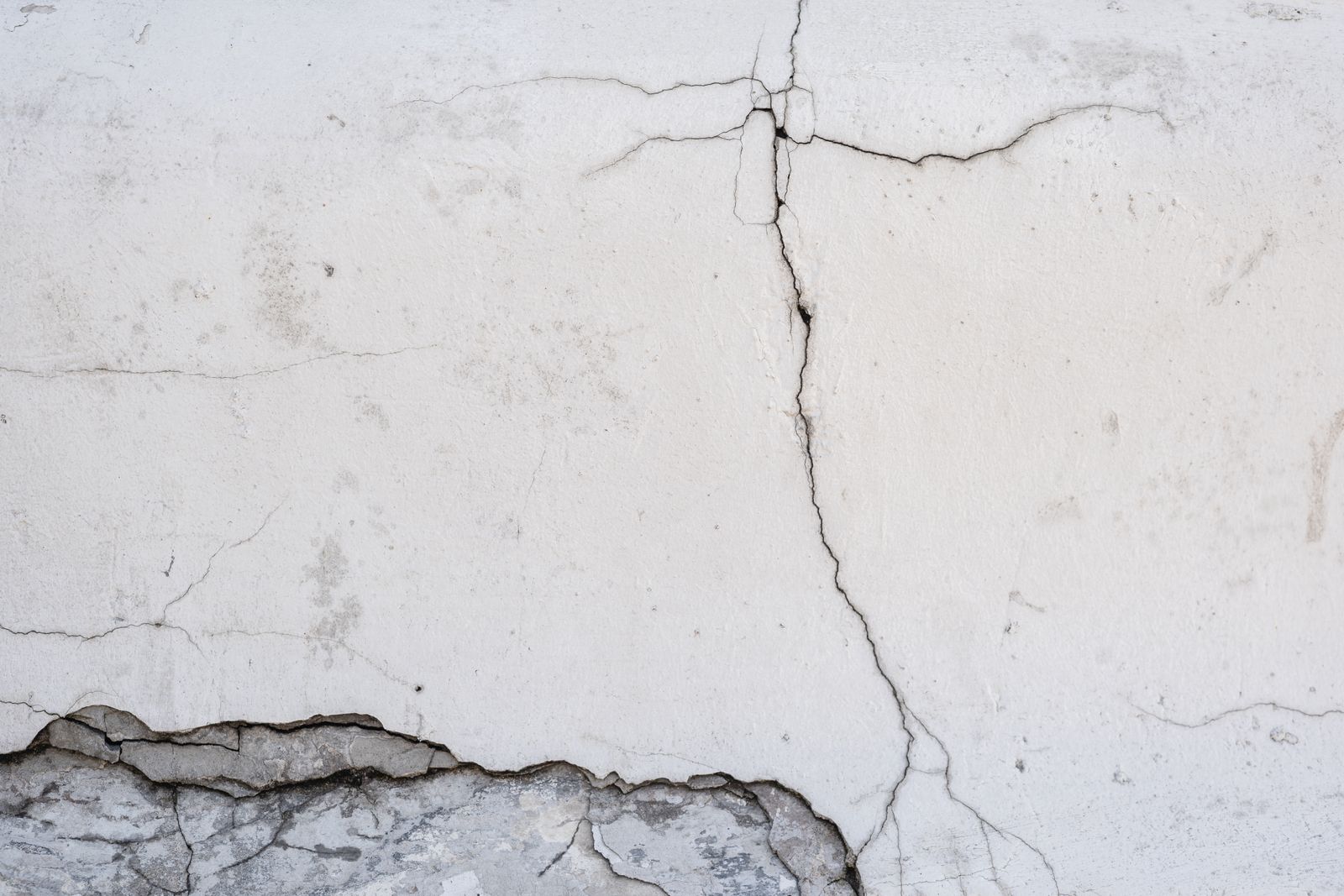 Crack running through a concrete wall